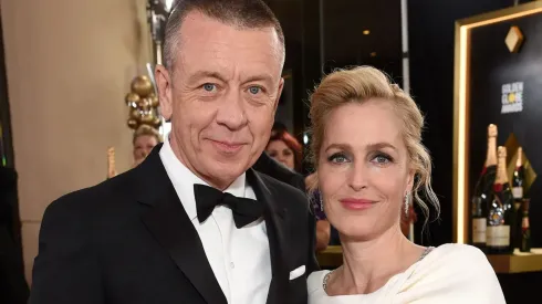 Peter Morgan junto a Gillian Anderson.