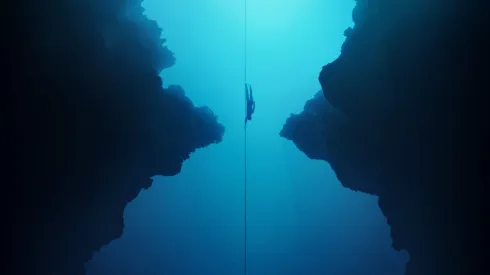 Una toma de Alessia Zecchini en las profundidades es el afiche oficial de La inspiración más profunda.