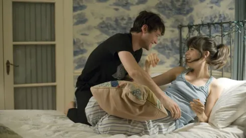 La película está protagonizada por Joseph Gordon-Levitt y Zooey Deschanel