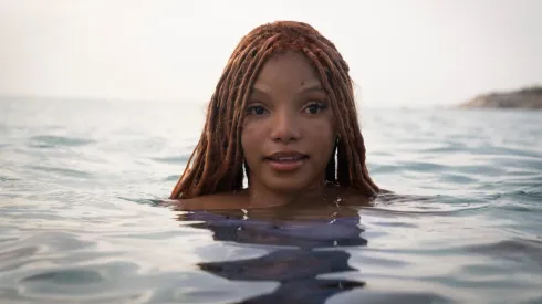 Halle Bailey como Ariel en La Sirenita.