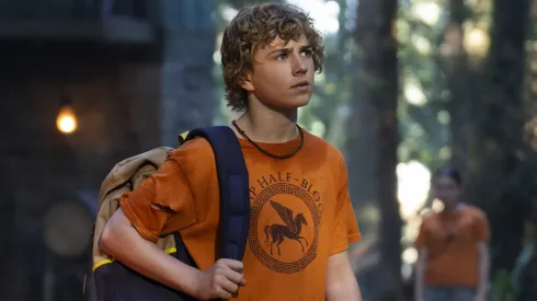 Walker Scobel es Percy Jackson en la serie de Disney+.