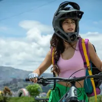 La serie con una ciclista furiosa que es furor en Netflix