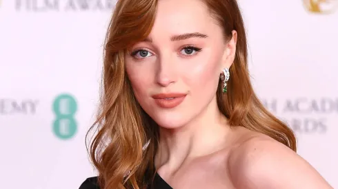 Phoebe Dynevor en la alfombra roja robándose toda la atención.