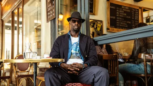 La serie está protagonizada por Omar Sy