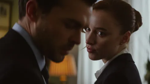 Phoebe Dynevor y Alden Ehrenreich en Juego Limpio.