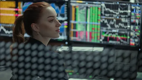 Phoebe Dynevor interpreta a Emily en la nueva cinta de la plataforma de streaming.