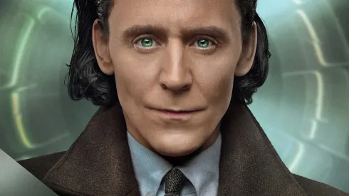 Tom Hiddleston en uno de los afiches promocionales de la segunda temporada de Loki.