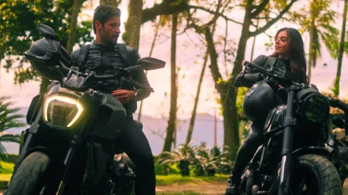 Leandro Lima and Giovanna Lancellotti in El Lado Dulce de la Traición.