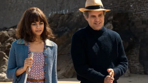 Aria Mia Loberti y Mark Ruffalo en La Luz que no Puedes Ver.