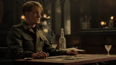 Louis Hofmann da vida a Werner Pfennig en La luz que no puedes ver