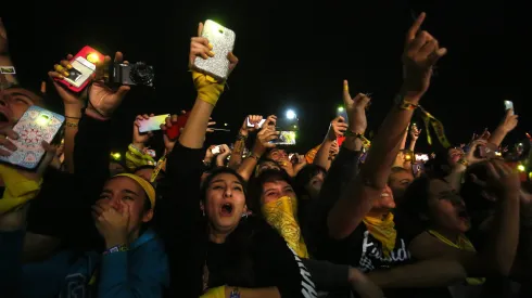 SANTIAGO, CHILE - MARCH 30: Fans of Twenty one pilots during day 2 of Lollapalooza Chile 2019 at parque O'higgins on March 30, 2019 in Santiago, Chile. (Photo by Marcelo Hernandez/Getty Images)