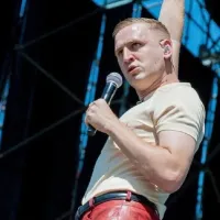 La carrera emergente de Louta, el telonero de Taylor Swift