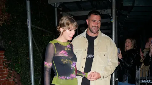 Taylor Swift junto a Travis Kelce, su novio.