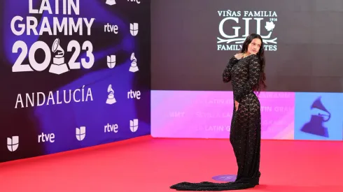 Rosalía fue la máxima ganadora de la edición pasada de la ceremonia y este día, ya ha llegado al evento, en donde luce un espectacular vestido entallado.
