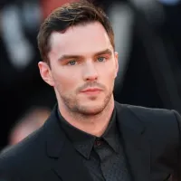 Nicholas Hoult se olvida de Marvel y coquetea con DC