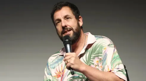 ¡Adam Sandler ahora es Leo! En el más reciente estreno de Netflix.