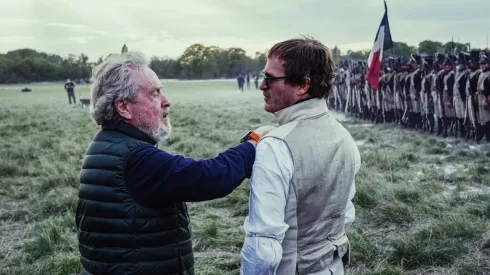 Ridley Scott en el set de Napoleón, junto a Joaquin Phoenix.