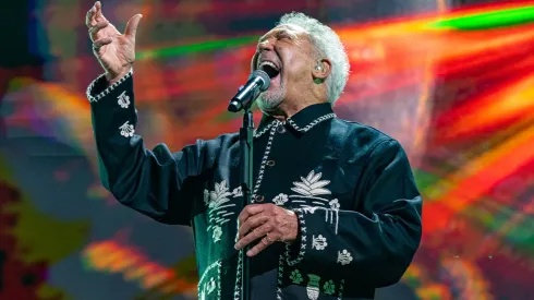 Tom Jones desplegando todo su poder vocal.