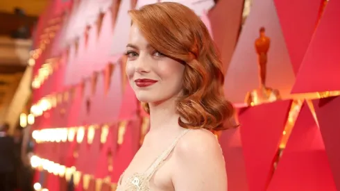 Emma Stone en la alfombra roja de los Oscar.