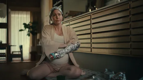 Sanna Sundqvist da vida a Sara en Thank You, I'm Sorry.