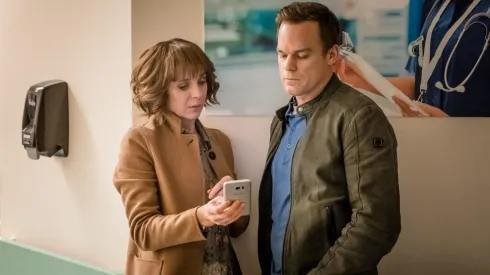 Michael C. Hall protagoniza la otra serie del creador de Engaños que está en Netflix.