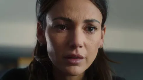 Michelle Keegan como Maya Stern, en Engaños de Netflix.