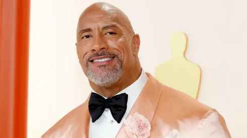 Dwayne Johnson en la alfombra roja de los Oscar 2023.