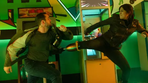 Alaqua Cox, la protagonista de Echo, en una de las escenas de acción de la serie Marvel.