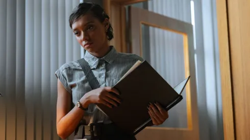 Sophie Wilde (Talk to Me) da vida a Caitlyn Spies.