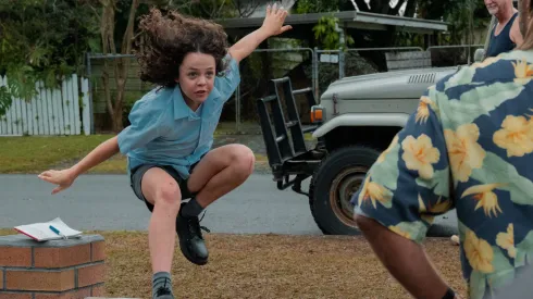 Felix Cameron interpreta a Eli Bell en la serie.