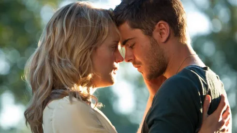 Taylor Schilling y Zac Efron en la película que la está rompiendo en HBO Max México.