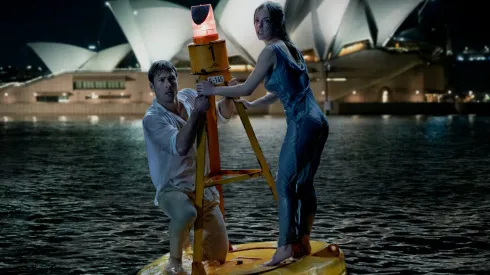 Glen Powell y Sidney Sweeney se convirten en una pareja protagonista irresistible para ver en pantalla, en Con Todos Menos Contigo.