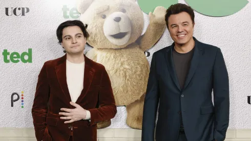 Max Burkholder y Seth MacFarlane serán los protagonistas de la serie de Ted.