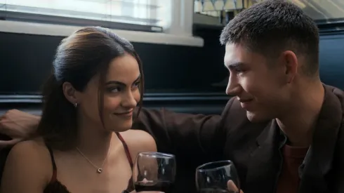 Camila Mendes y Archie Renaux en Upgraded, la nueva comedia romántica de Prime Video.