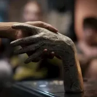 ¿Cómo se llama la película de la mano? Te contamos donde puedes ver el éxito de terror viral en TikTok
