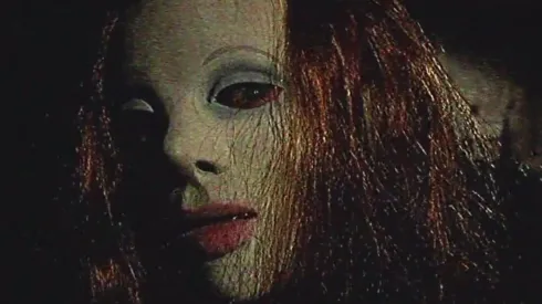 La cruda película mezcla el terror con el crimen.