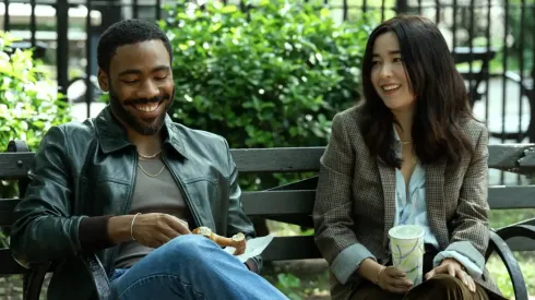 Los John y Jane de Donald Glover y Maya Erskine John entren en escena para Sr. y Sra. Smith.