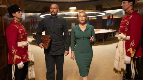 Kate Winslet y Matthias Schoenaerts en una escena de El Régimen, de HBO Max.