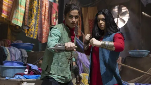 La cinta está protagonizada por Iman Vellani (der).