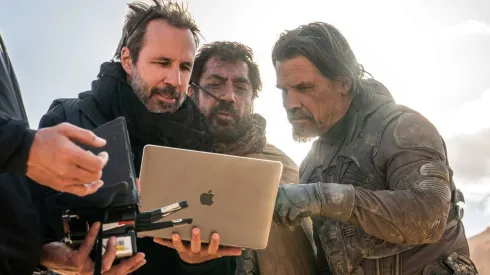 Denis Villeneuve junto a Javier Bardem y Josh Brolin en el set de Dune: Parte 2.
