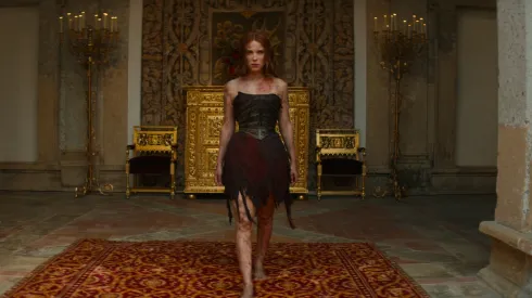 Millie Bobby Brown da vida a Elodie.