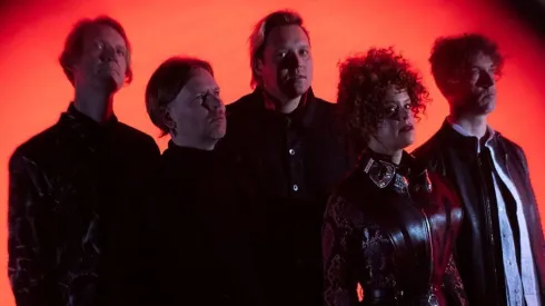 El quinteto canadiense Arcade Fire en pleno para Lollapalooza Chile 2024.