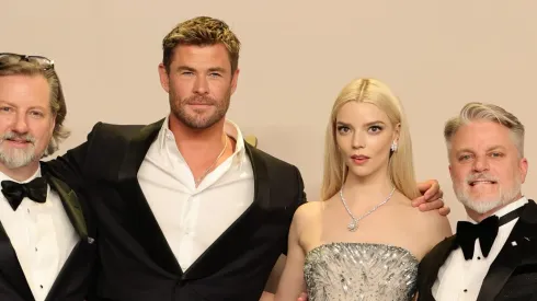 Dave Mullins y Brad Booker, ganadores del premio al Mejor Corto Animado por "¡War is Over!", posan con Chris Hemsworth y Anya Taylor-Joy