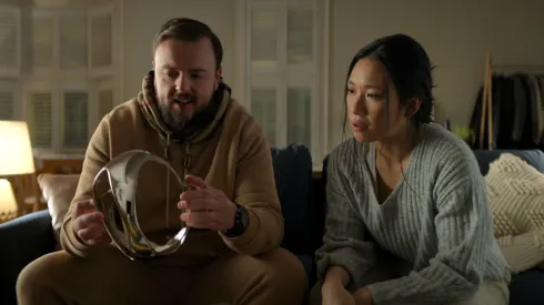 John Bradley junto a Jess Hong en El Problema de los 3 Cuerpos, de Netflix.