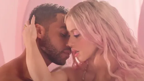 Shakira y Lucien Laviscount en el video de 'Puntería'
