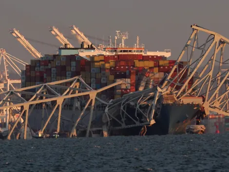 Escena de película: Un puente se derrumba tras el impacto de un barco