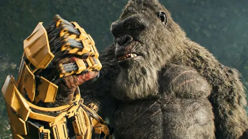 Kong adquiere el Guante B.E.A.S.T. en Godzilla y Kong, Un Nuevo Imperio.
