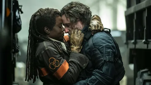 Danai Gurira y Andrew Lincoln en The Walking Dead, The Ones Who Live.