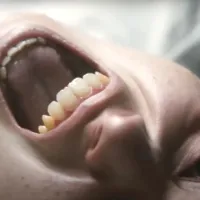 ¿Hay escena post-créditos en La Primera Profecía? El material extra que tiene la película de terror