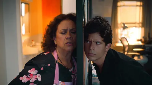 El protagonista no sólo deberá lidiar con su interés amoroso, sino que también con las expectativas de su madre, en Música.